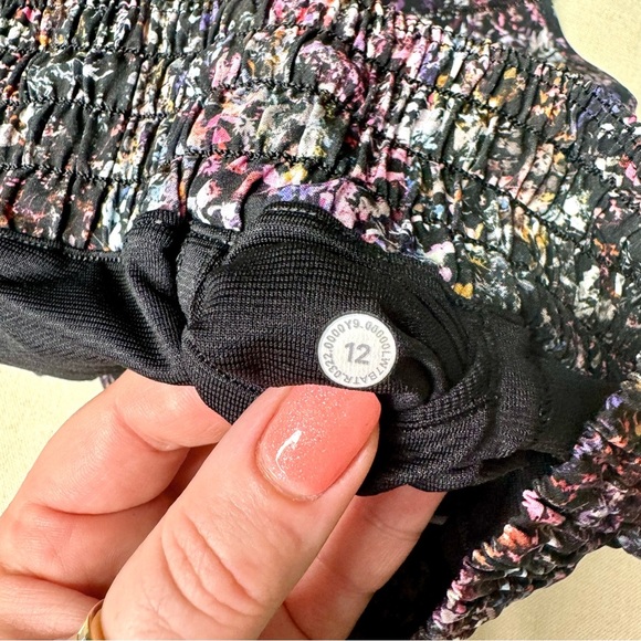 Lululemon Hotty Hot High Rise Athletic Shorts Floral Spray Multi 12 - Picture 8 of 8